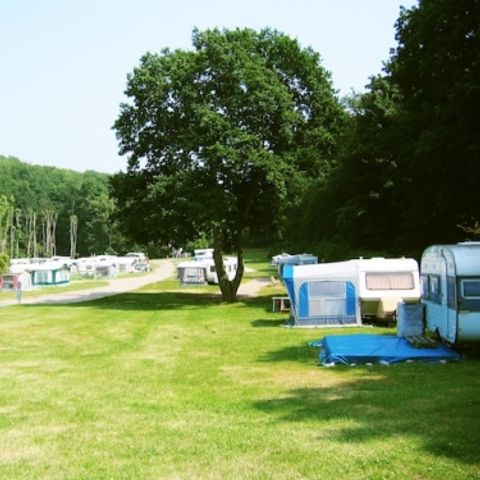 Emplacement - Forfait Confort (1 tente, caravane ou camping-car / 1 voiture / électricité 6A)