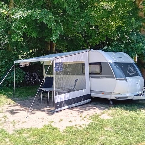 Emplacement - Forfait Confort (1 tente, caravane ou camping-car / 1 voiture / électricité 6A)