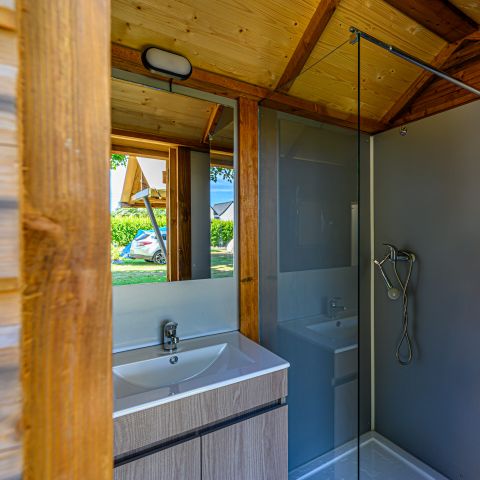 Emplacement - Forfait Premium : emplacement 6A équipé d'une Freecamp (cabane avec sanitaires)