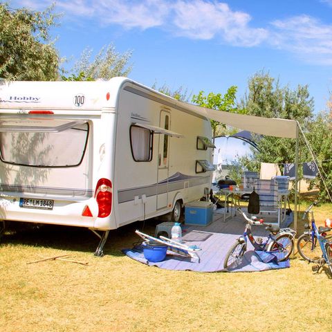Emplacement - Forfait Confort (1 tente, caravane ou camping-car / 1 voiture / électricité 10A)