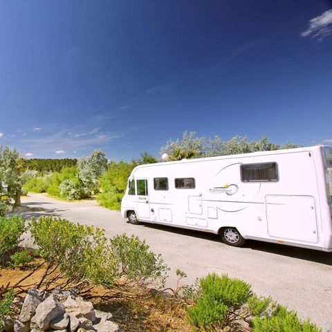 Emplacement - Forfait Confort (1 tente, caravane ou camping-car / 1 voiture / électricité 10A)