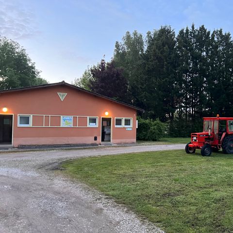 Emplacement - 2 Pers voiture tente, van, caravane, camping-car, avec Electricité