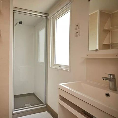 MOBILHOME 4 personnes - Comfort | 2 Ch. | 4 Pers. | Terrasse surélevée | 2 SDB | Clim. | TV