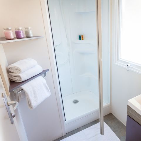 MOBILHOME 6 personnes - Homair mobil homes au camping de la Méditerranée Classic XL | 2 Ch. | 4/6 Pers. | Terrasse surélevée | Clim.