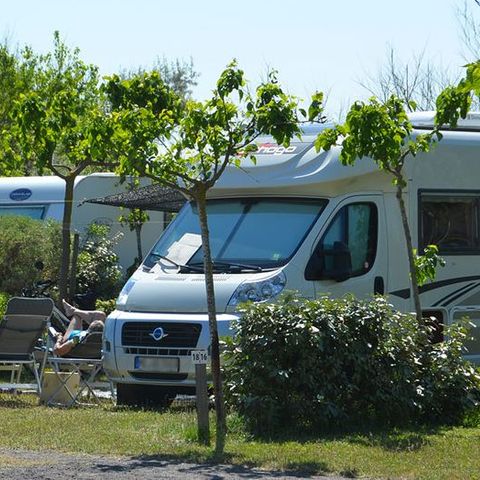 Emplacement - Classique - Caravane - Camping-car ou tente - Avec électricité
