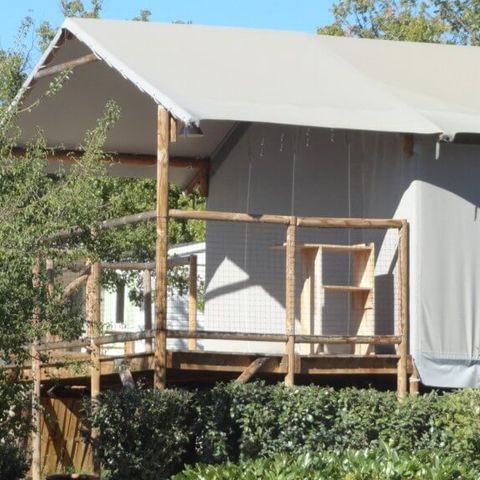 TENTE TOILE ET BOIS 4 personnes - Cabane Lodge sur pilotis Confort 24m² (2 chambres) - terrasse couverte 10m²