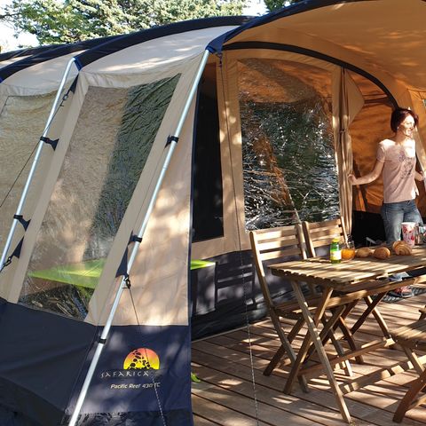 TENTE TOILE ET BOIS 4 personnes - Tente prêt à camper 28 m² - terrasse semi-couverte - sans sanitaire