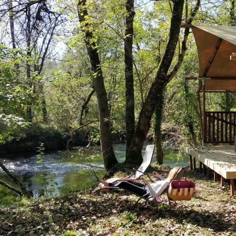 Tente en toile et en bois 4 personnes - LODGE LUXE BORD DE RIVIERE