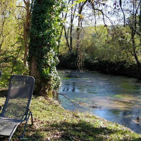 Tente en toile et en bois 4 personnes - Tente Luxe Lodge Safari Dimanche bord de rivière 40 m2