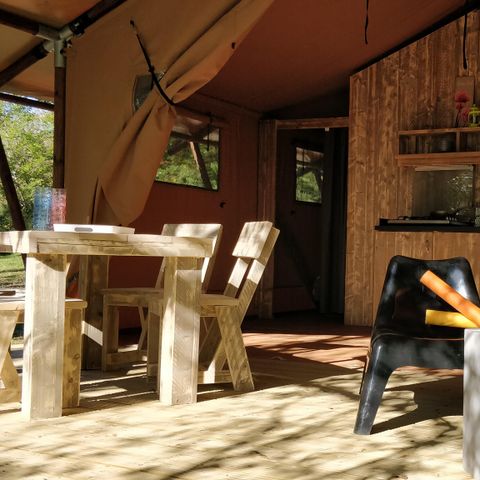 Tente en toile et en bois 4 personnes - Tente Luxe Lodge Safari Dimanche bord de rivière 40 m2