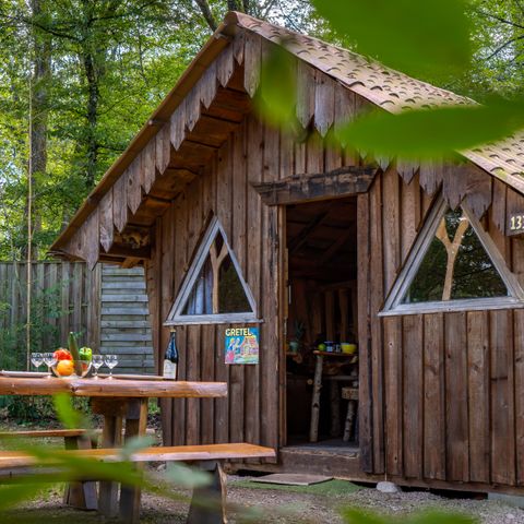 HÉBERGEMENT INSOLITE 4 personnes - Cabane Gretel (sanitaires communs)