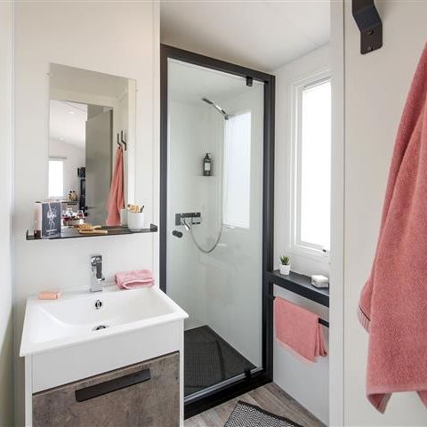 MOBILHOME 4 personnes - "BAHIA Confort +" 27m² - 2 chambres - Terrasse couverte - Lave vaisselle
