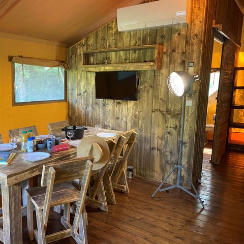 TENTE TOILE ET BOIS 2 personnes - 17-Tente safari Woody Deluxe 30m2 (2ch - 2/5 pers.) + Jaccuzzi + Lits faits + serviette + kit boisson - prix pour 2 personnes