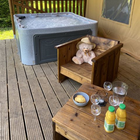 TENTE TOILE ET BOIS 2 personnes - 17-Tente safari Woody Deluxe 30m2 (2ch - 2/5 pers.) + Jaccuzzi + Lits faits + serviette + kit boisson - prix pour 2 personnes