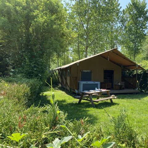 TENTE TOILE ET BOIS 2 personnes - 17-Tente safari Woody Deluxe 30m2 (2ch - 2/5 pers.) + Jaccuzzi + Lits faits + serviette + kit boisson - prix pour 2 personnes