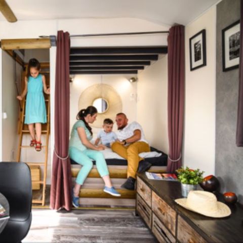 HÉBERGEMENT INSOLITE 2 personnes - 18-Château Mobile 28m2 (2ch - 2/6pers.) + TV+Clim + Jaccuzzi + lit faits + serviettes + kit boissons - prix pour 2 personnes