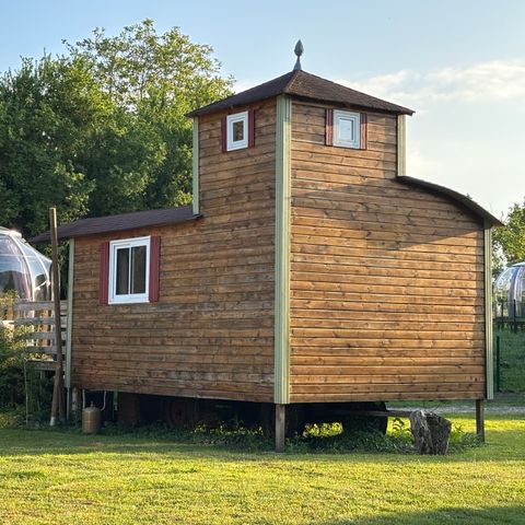 HÉBERGEMENT INSOLITE 2 personnes - 18-Château Mobile 28m2 (2ch - 2/6pers.) + TV+Clim + Jaccuzzi + lit faits + serviettes + kit boissons - prix pour 2 personnes