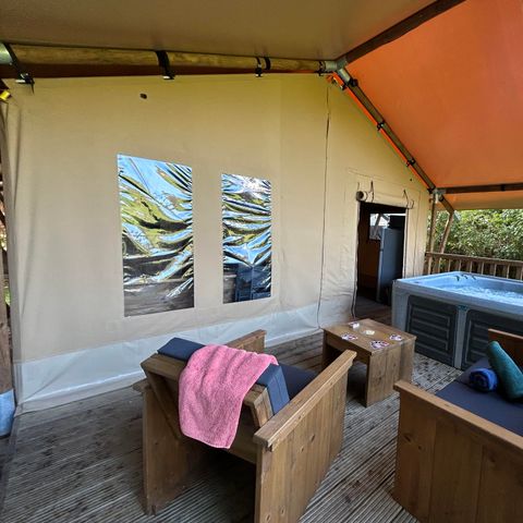 TENTE TOILE ET BOIS 2 personnes - 19-Tente safari XXL Deluxe pilotis 50m2 (3ch - 2/7 pers.) +Spa Air+Lits faits+serviettes+boissons - prix pour 2 personnes