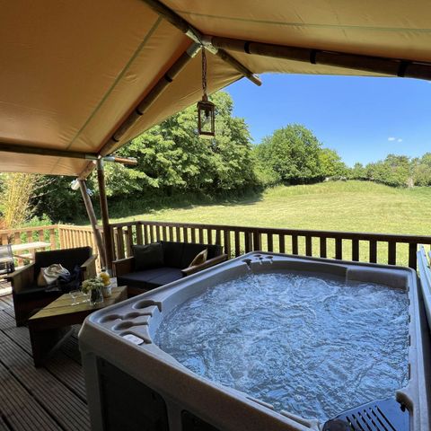 TENTE TOILE ET BOIS 2 personnes - 19-Tente safari XXL Deluxe pilotis 50m2 (3ch - 2/7 pers.) +Spa Air+Lits faits+serviettes+boissons - prix pour 2 personnes