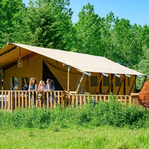 TENTE TOILE ET BOIS 2 personnes - 19-Tente safari XXL Deluxe pilotis 50m2 (3ch - 2/7 pers.) +Spa Air+Lits faits+serviettes+boissons - prix pour 2 personnes