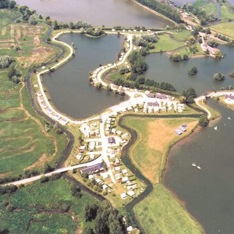 Emplacement - Emplacement - forfait Privilège - électricité 6A + au bord de l'étang