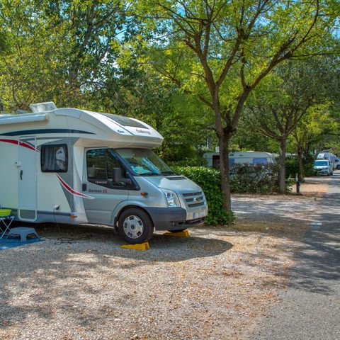 Emplacement - Forfait tente - Caravane ou camping-car - Véhicule - Électricité - 10 Amp.