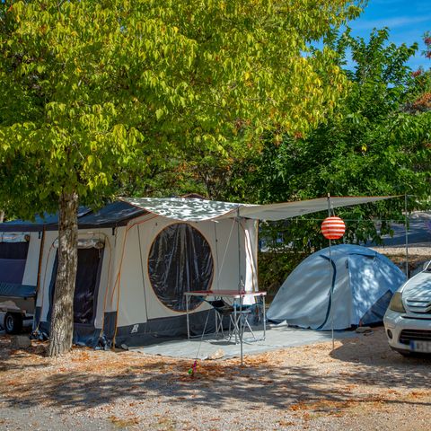 Emplacement - Forfait tente - Caravane ou camping-car - Véhicule - Électricité - 10 Amp.