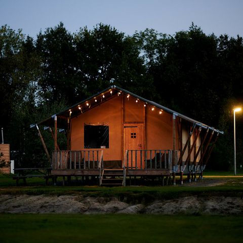 Tente en toile et en bois 6 personnes - Le luxe au bord de l'eau