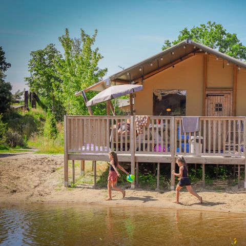 Tente en toile et en bois 6 personnes - Le luxe au bord de l'eau