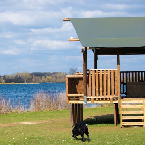 TENTE TOILE ET BOIS 6 personnes - y compris les installations sanitaires