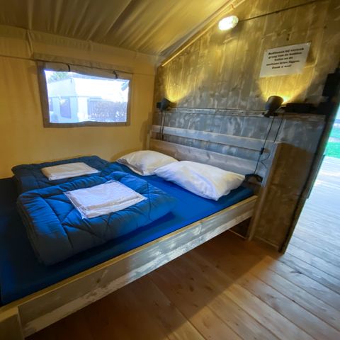 Tente en toile et en bois 4 personnes - y compris les installations sanitaires