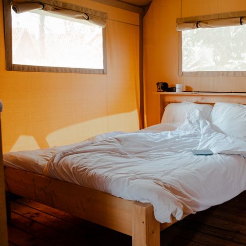 Tente en toile et en bois 4 personnes - y compris les installations sanitaires