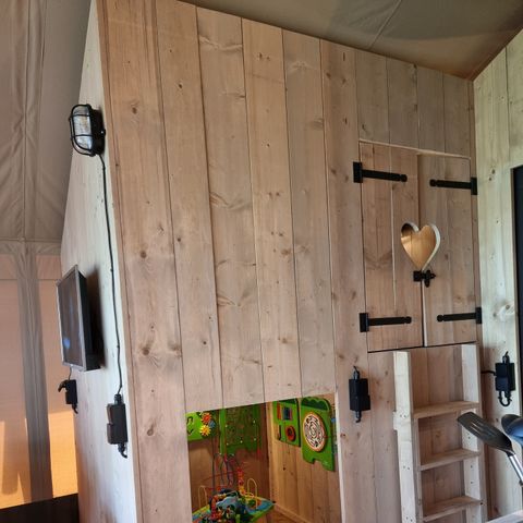 TENTE TOILE ET BOIS 6 personnes - y compris les installations sanitaires