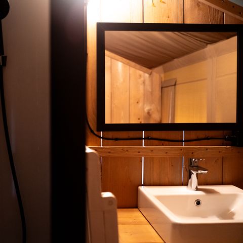TENTE TOILE ET BOIS 4 personnes - y compris les installations sanitaires