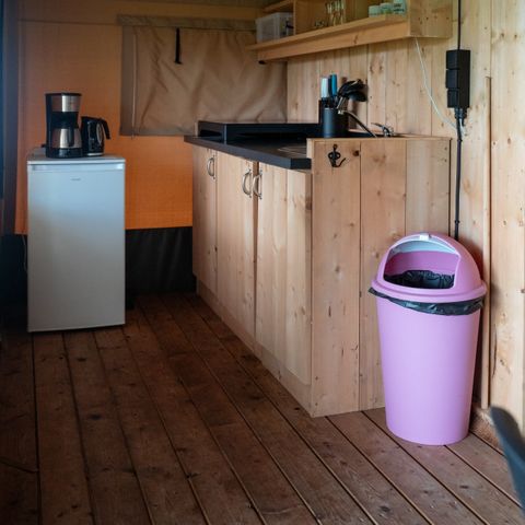 TENTE TOILE ET BOIS 4 personnes - y compris les installations sanitaires