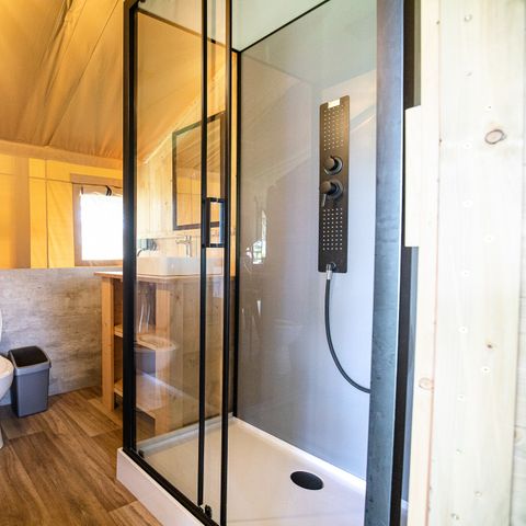 Tente en toile et en bois 6 personnes - y compris les installations sanitaires au bord du lac