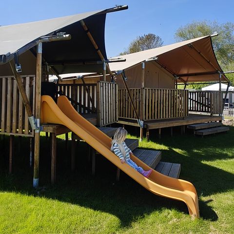 TENTE TOILE ET BOIS 6 personnes - y compris les installations sanitaires avec toboggan
