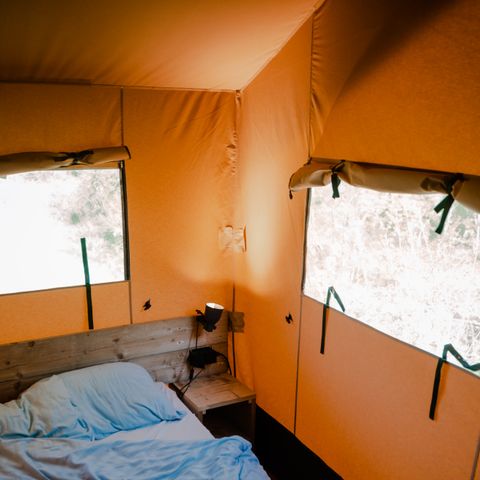 TENTE TOILE ET BOIS 6 personnes - y compris les installations sanitaires