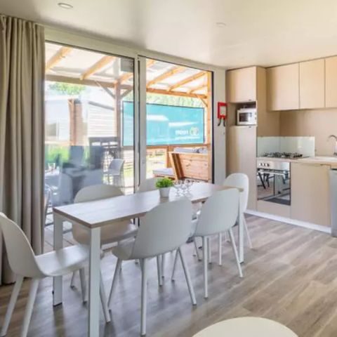 MOBILHOME 7 personnes - Mobil-home | Ultimate Plus | 3 Ch. | 6/8 Pers. | Terrasse Lounge | 2 SDB | Clim. | TV | By Roan