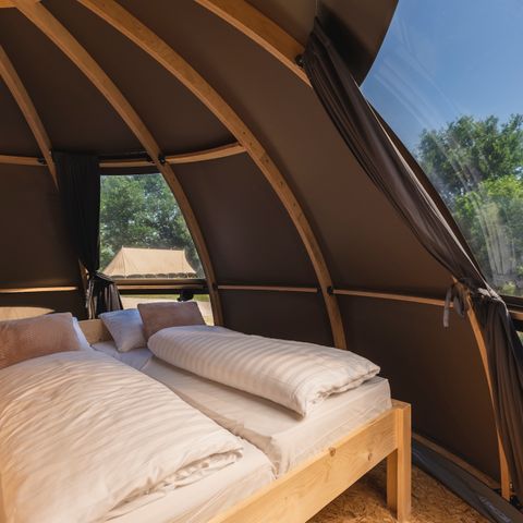 TENTE 4 personnes - Riverdome avec sanitaires privés et bain à remous