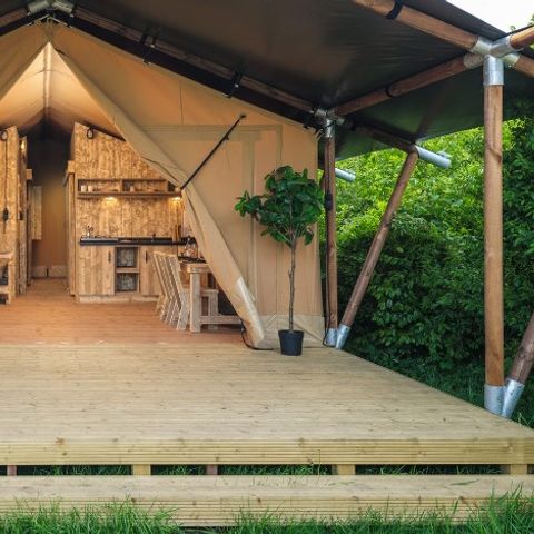 Tente en toile et en bois 8 personnes - avec salle de bain privée