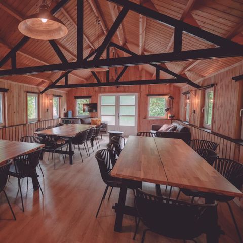 HÉBERGEMENT INSOLITE 16 personnes - Hébergement de groupes chalet en bois rond + 4 tiny houses de quatre personnes (16 personnes)