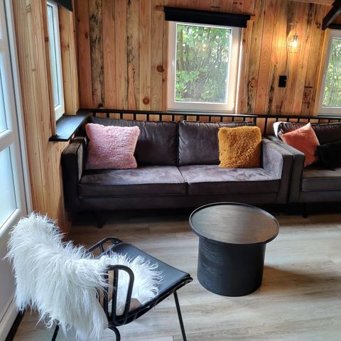 HÉBERGEMENT INSOLITE 16 personnes - Hébergement de groupes chalet en bois rond + 4 tiny houses de quatre personnes (16 personnes)