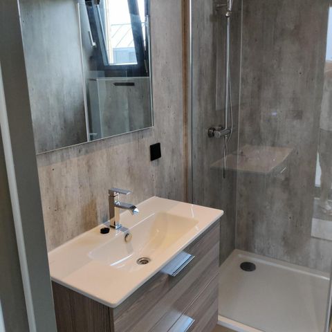 HÉBERGEMENT INSOLITE 16 personnes - Hébergement de groupes chalet en bois rond + 4 tiny houses de quatre personnes (16 personnes)