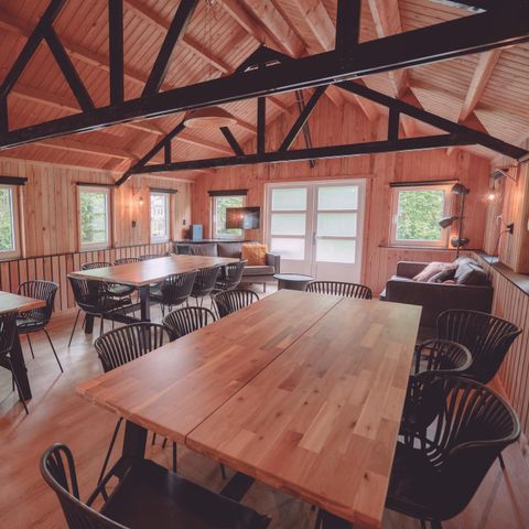 HÉBERGEMENT INSOLITE 16 personnes - Hébergement de groupes chalet en bois rond + 4 tiny houses de quatre personnes (16 personnes)