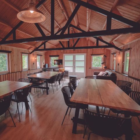 Tiny house 16 personnes - Hébergement de groupes chalet en bois rond + 4 tiny houses de quatre personnes (16 personnes)