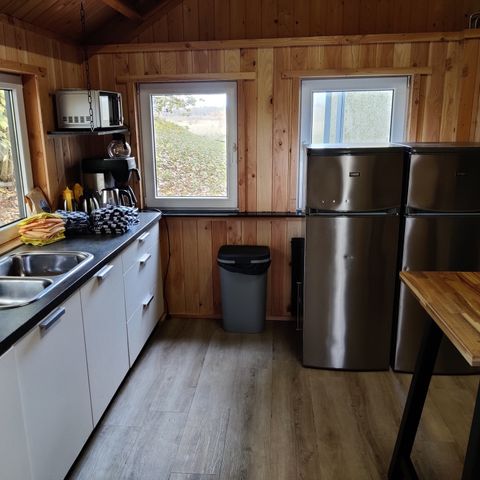 HÉBERGEMENT INSOLITE 16 personnes - Hébergement de groupes chalet en bois rond + 4 tiny houses de quatre personnes (16 personnes)