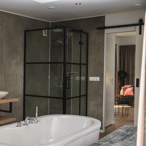 LODGE 2 personnes - Panorama Wellness Lodge : bain à remous, sauna et baignoire