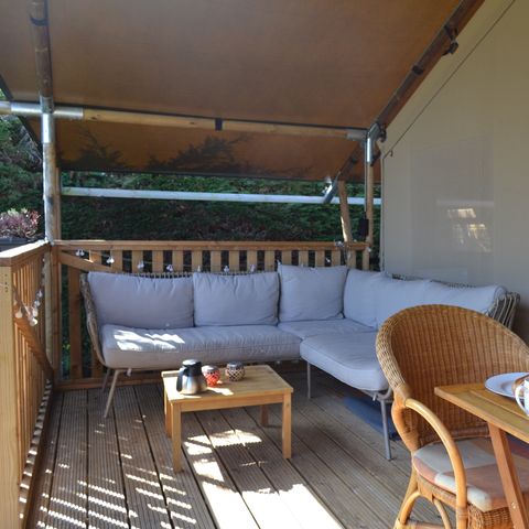 TENTE TOILE ET BOIS 4 personnes - orientation sud avec douche de luxe et vue sur le terrain de golf