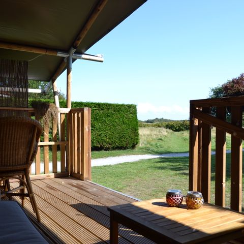 TENTE TOILE ET BOIS 4 personnes - orientation sud avec douche de luxe et vue sur le terrain de golf